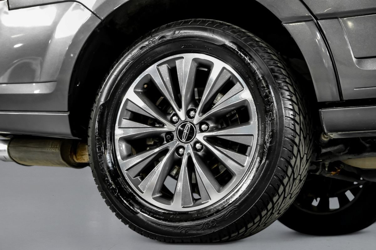 Used 2016 Lincoln Navigator Select RWD image 53
