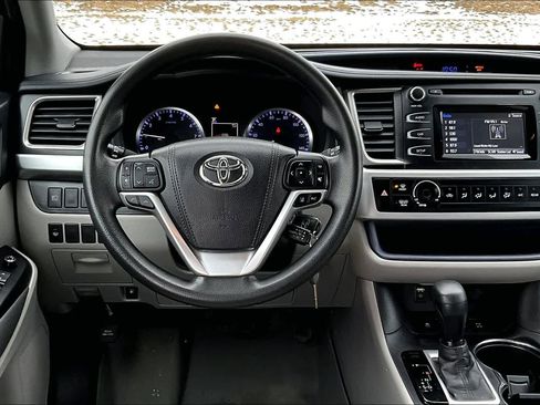 Used 2018 Toyota Highlander LE w/ Carpet Mat Package (TMS) image 9