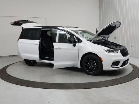 New 2026 Chrysler Pacifica Limited w/ S Appearance Package image 9