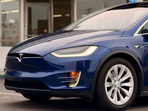 Used 2017 Tesla Model X 75D image 4