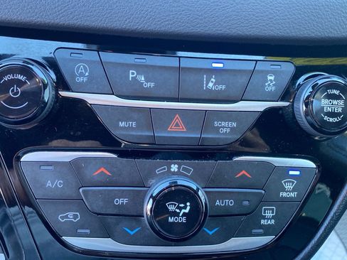 Used 2025 Chrysler Pacifica Select FWD image 15