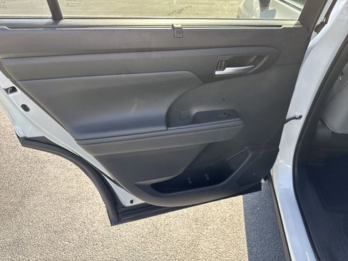 Used 2023 Toyota Highlander Bronze Edition image 28