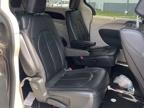 Used 2017 Chrysler Pacifica Touring-L Plus image 16