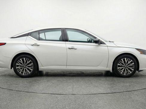 Used 2025 Nissan Altima 2.5 SV FWD image 11