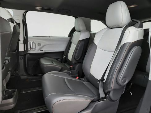 Used 2021 Toyota Sienna XSE FWD image 26