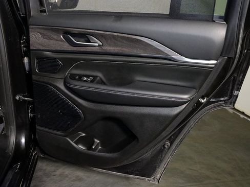 Used 2022 Jeep Grand Cherokee Overland w/ Luxury Tech Group IV image 33