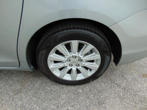 Used 2013 Toyota Sienna XLE image 32