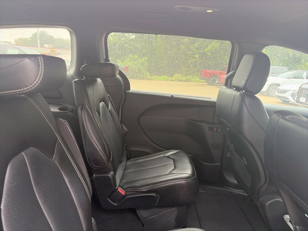 Used 2025 Chrysler Pacifica Select FWD image 12