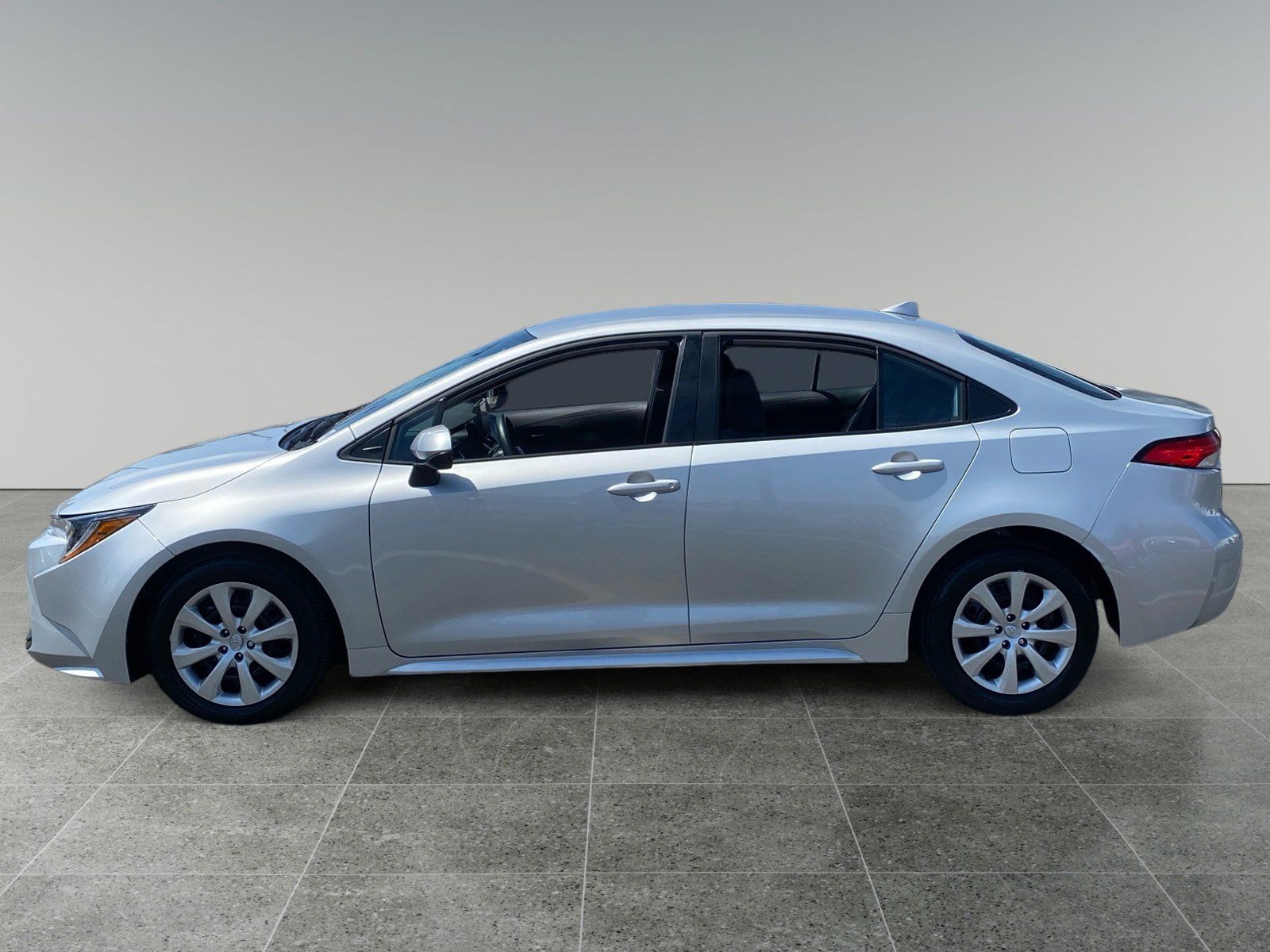 Used 2025 Toyota Corolla LE FWD image 2