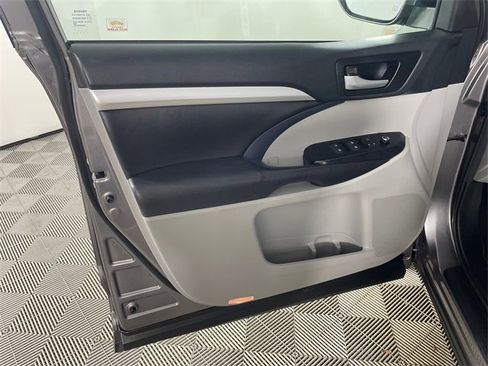 Used 2018 Toyota Highlander XLE image 18