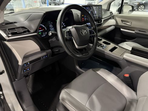 Used 2022 Toyota Sienna XLE image 28