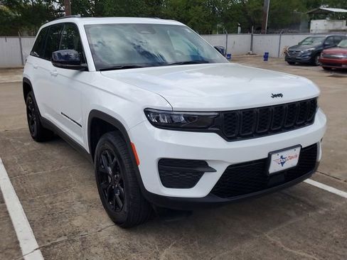 Used 2025 Jeep Grand Cherokee Altitude image 3