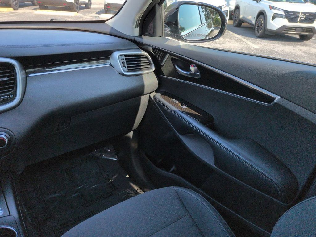 Used 2020 Kia Sorento LX AWD/4WD image 17