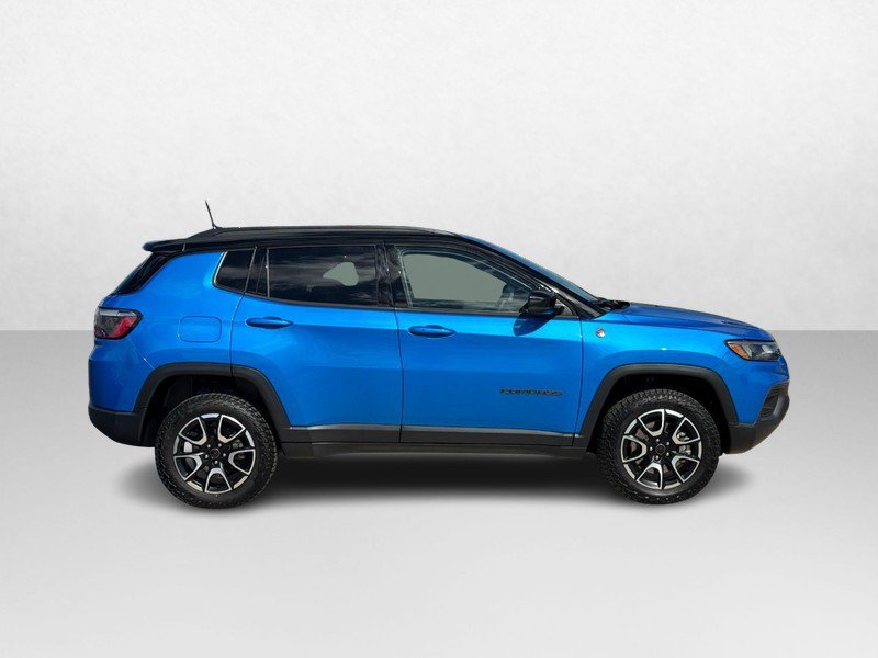 Used 2025 Jeep Compass Trailhawk AWD/4WD image 2