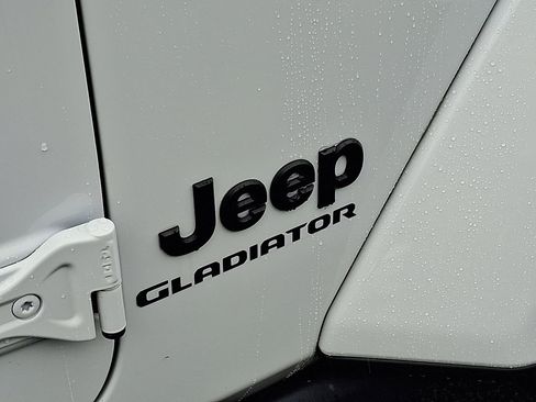 Certified 2022 Jeep Gladiator Willys image 16