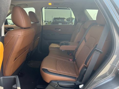 Used 2025 Nissan Pathfinder Platinum w/ Black Appearance Package FWD image 14