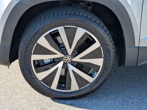 Used 2023 Volkswagen Taos SE w/ Panoramic Sunroof Package image 10