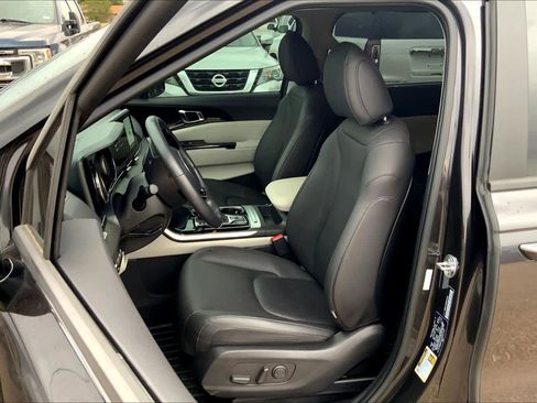 Certified 2024 Kia Carnival EX image 7