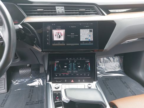 Certified 2022 Audi e-tron Prestige w/ Prestige Package AWD/4WD image 21