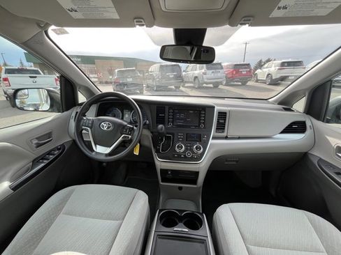 Used 2018 Toyota Sienna LE image 33