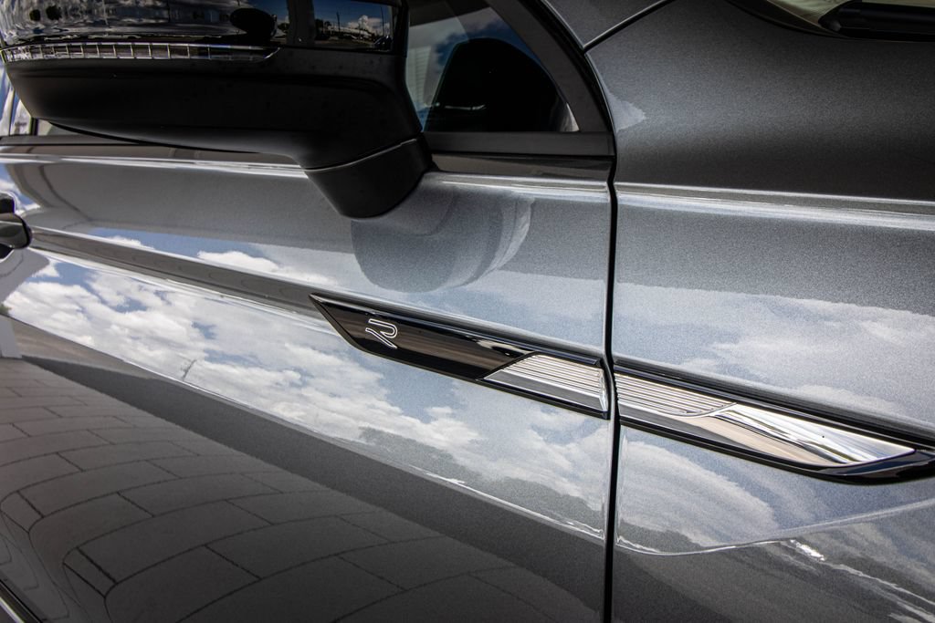 Certified 2024 Volkswagen Tiguan SE R-Line FWD image 4