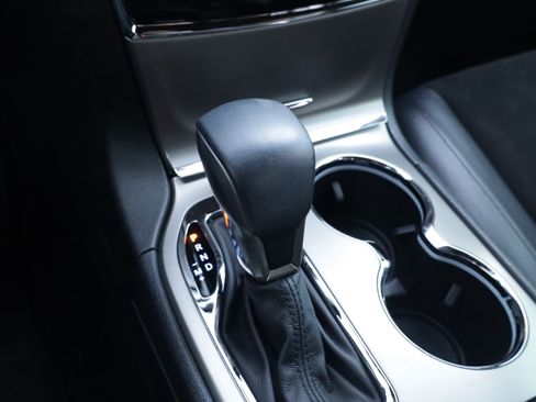 Used 2019 Jeep Grand Cherokee Altitude AWD/4WD image 9