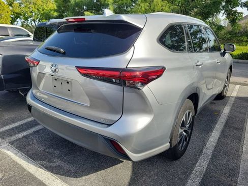 Used 2022 Toyota Highlander XLE FWD image 4