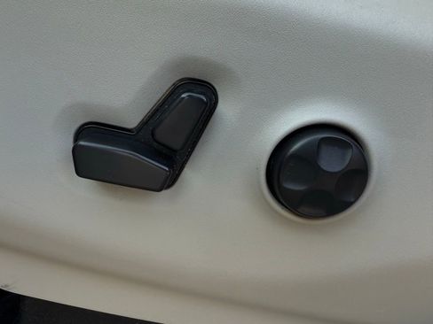 Used 2021 Chrysler Pacifica Touring-L image 22