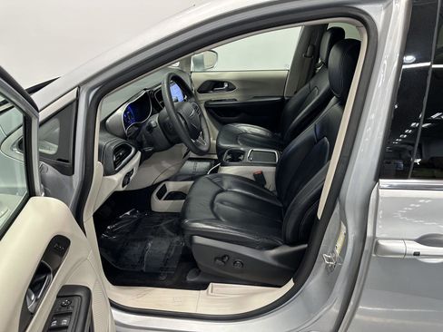 Used 2022 Chrysler Pacifica Touring-L FWD image 14