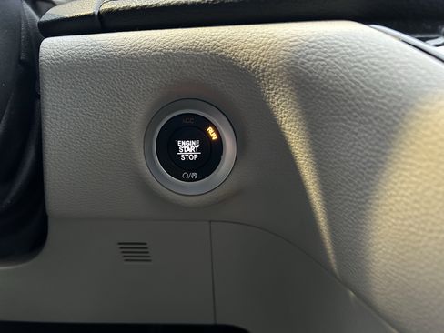 Used 2018 Chrysler Pacifica Limited image 32