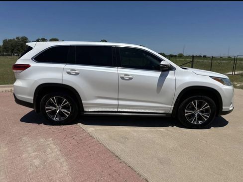 Used 2017 Toyota Highlander LE FWD image 4