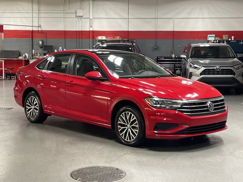 Used 2021 Volkswagen Jetta SE w/ SE Cold Weather Package image 2