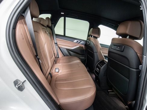 Used 2022 BMW X5 xDrive40i w/ M Sport Package image 12