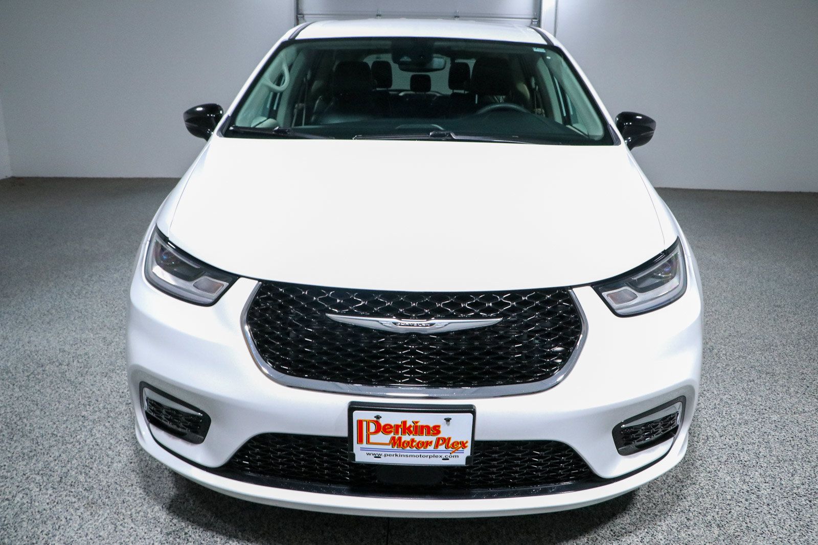 Used 2024 Chrysler Pacifica Touring-L FWD image 4
