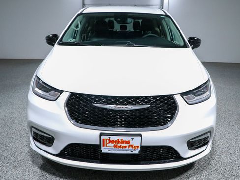 Used 2024 Chrysler Pacifica Touring-L FWD image 4
