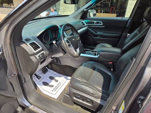 Used 2014 Ford Explorer XLT w/ Equipment Group 202A AWD/4WD image 9