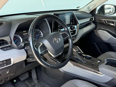 Used 2022 Toyota Highlander Limited AWD/4WD image 2
