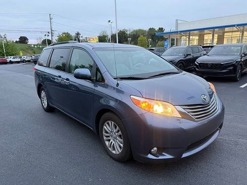 Used 2014 Toyota Sienna XLE w/ Entertainment Package FWD image 10