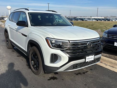 Used 2025 Volkswagen Atlas Peak Edition SE image 3