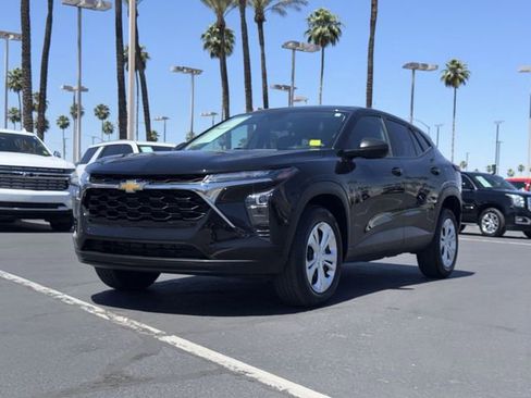 Used 2024 Chevrolet Trax LS FWD image 1