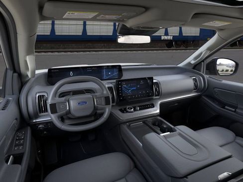New 2025 Ford Expedition Active image 11