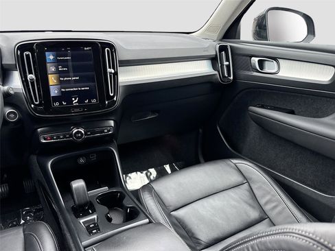 Used 2022 Volvo XC40 T5 Momentum image 24