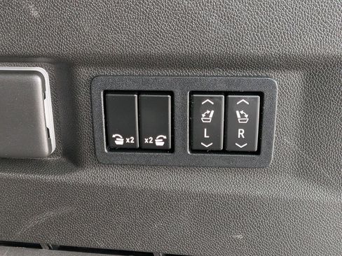 Used 2022 Chevrolet Tahoe Premier w/ Premium Package image 38