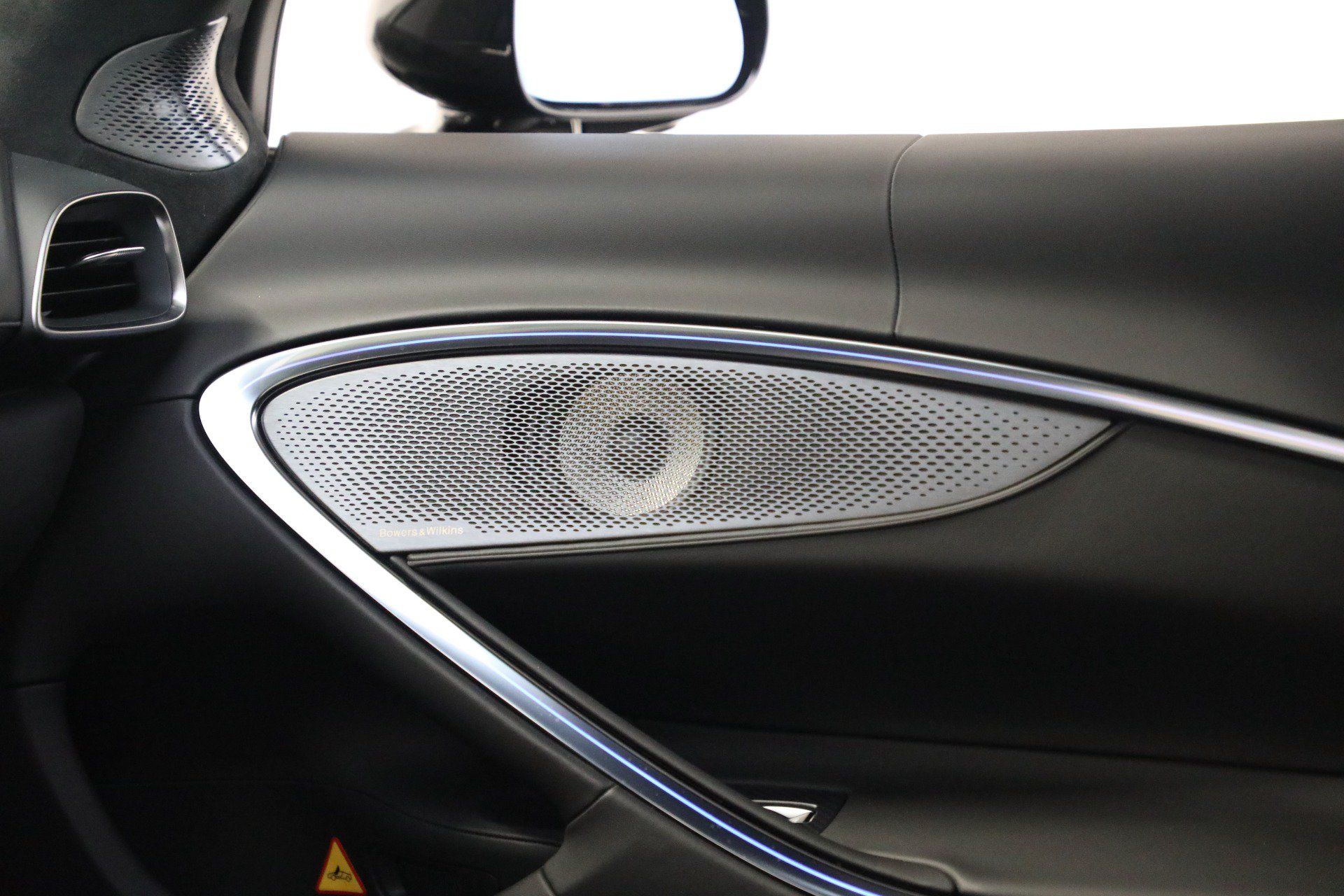 Used 2025 McLaren Artura RWD image 24