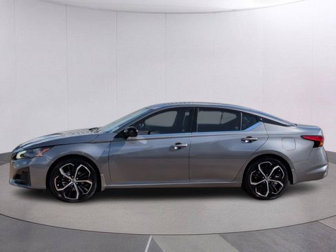 Used 2024 Nissan Altima 2.5 SR w/ SR Premium Package FWD image 2