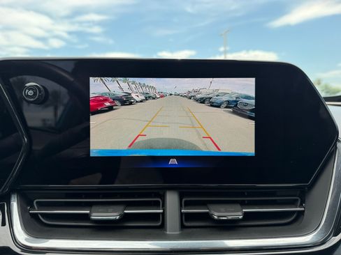 Used 2025 Chevrolet Trax RS w/ Sunroof Package FWD image 29