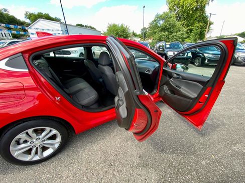 Used 2019 Chevrolet Cruze LT w/ LT Fleet Convenience Package FWD image 11