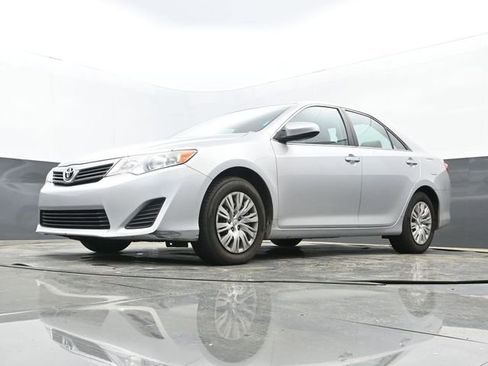 Used 2014 Toyota Camry L image 12