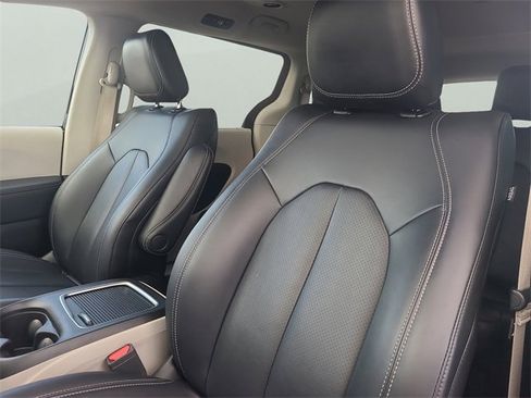 Used 2024 Chrysler Pacifica Touring-L image 26
