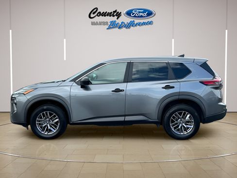 Used 2024 Nissan Rogue S AWD/4WD image 3